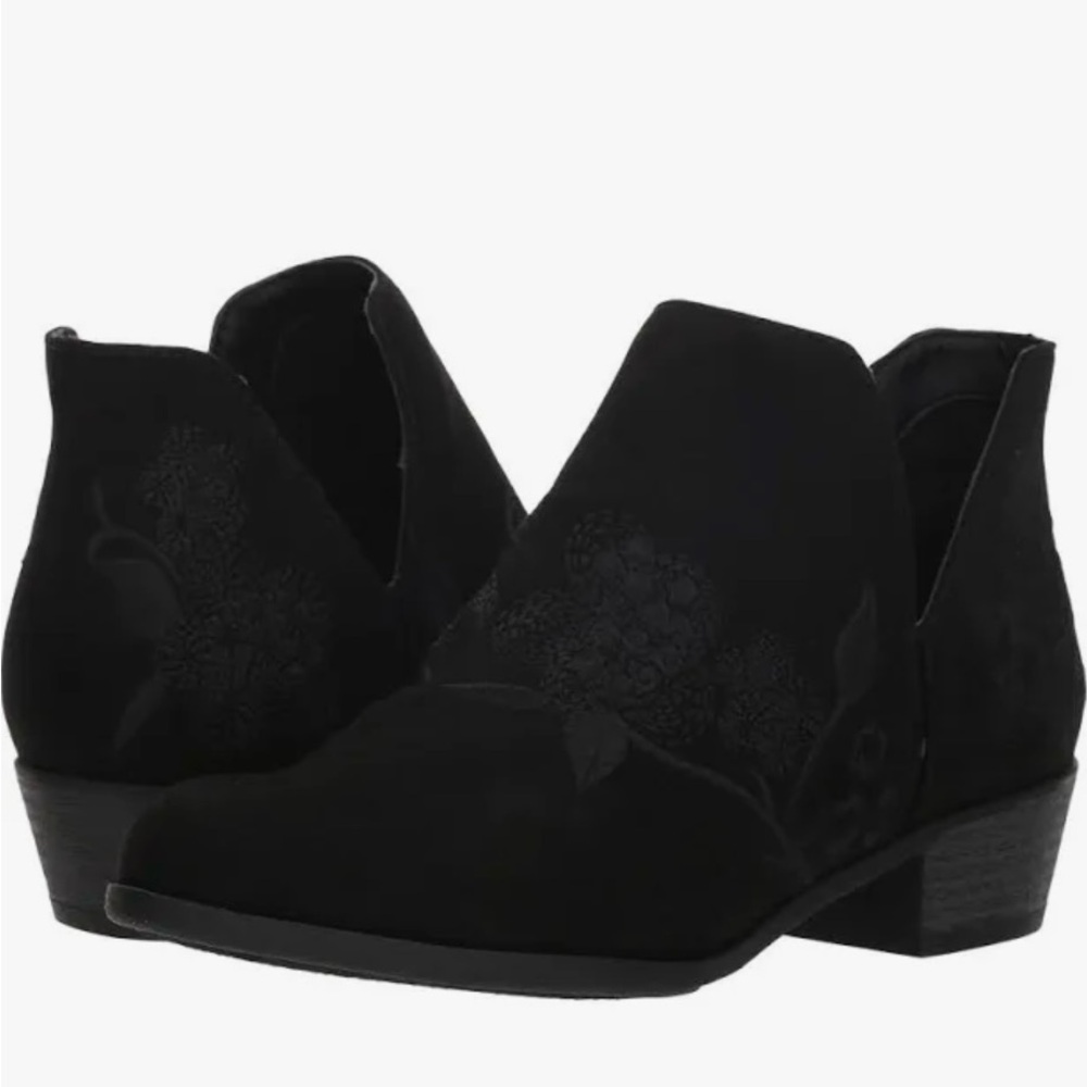 Beautiful Indigo road black floral embroidered booties! 🖤